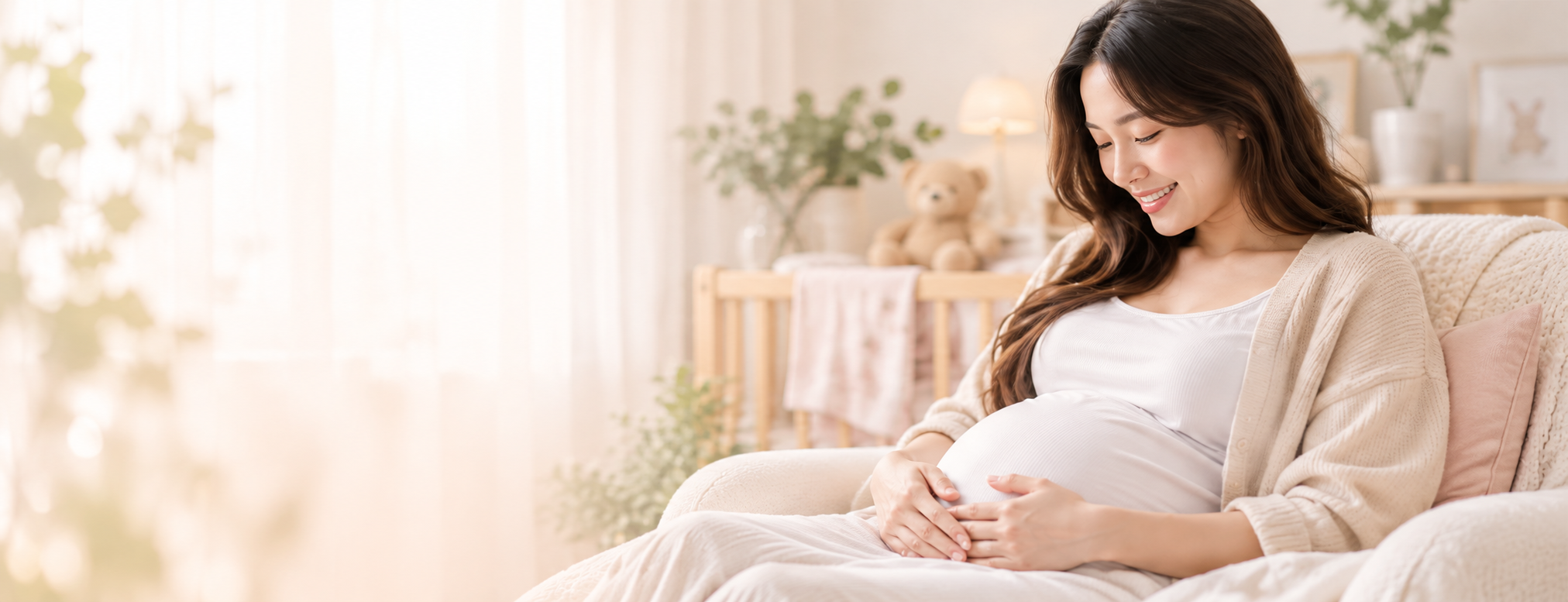 Mẹ bầu dịu dàng nâng niu em bé trong bụng